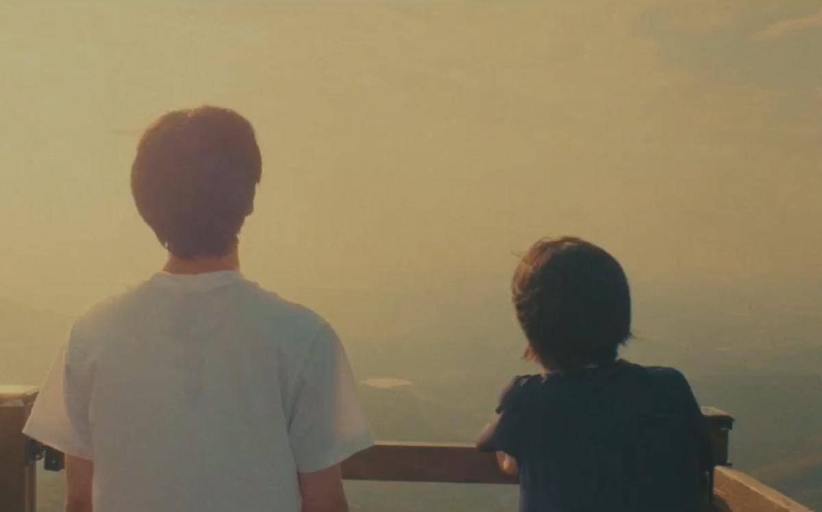 Mi Ji dan Ho Su yang berhasil mendaki puncak gunung bersama. (dok.tvN/Our Unwritten Seoul)